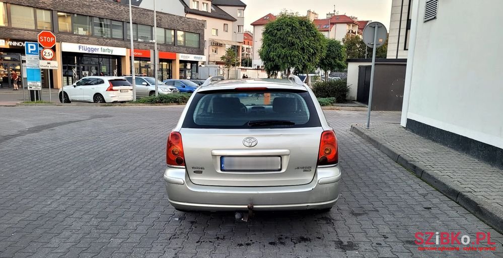 2004' Toyota Avensis photo #4