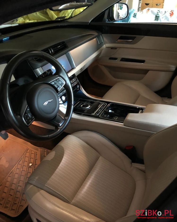 2017' Jaguar XF photo #6