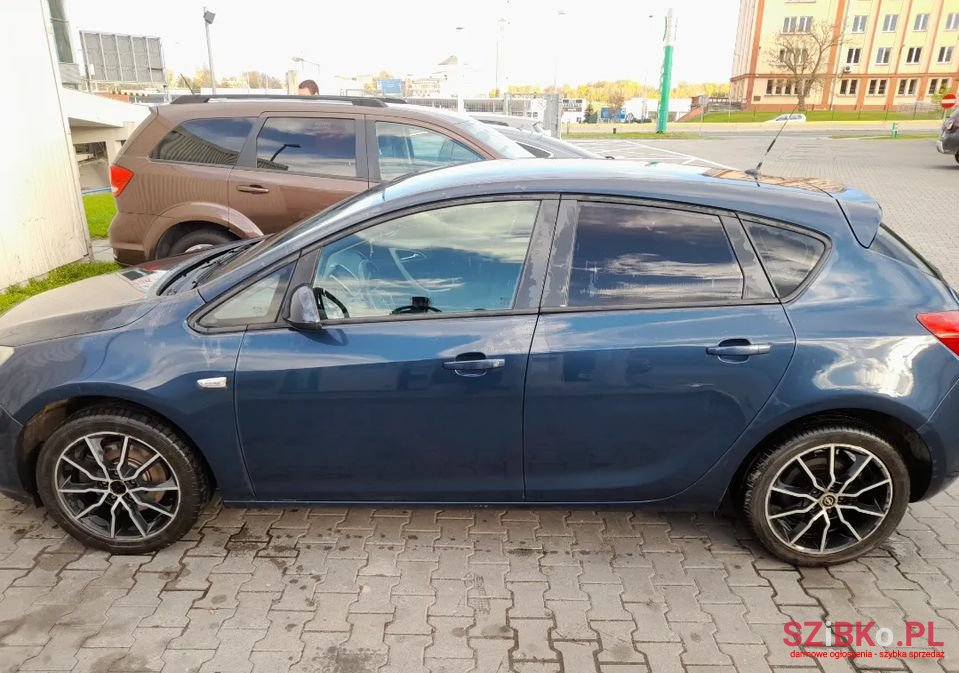 2011' Opel Astra photo #3