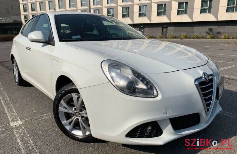 2011' Alfa Romeo Giulietta photo #4