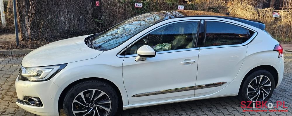 2017' DS Automobiles Ds4 photo #2