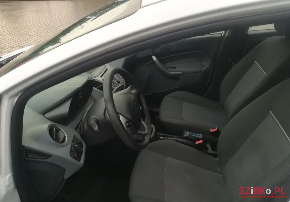 2010' Ford Fiesta photo #6