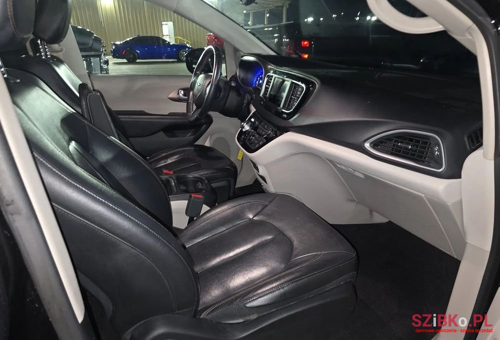 2018' Chrysler Pacifica photo #6
