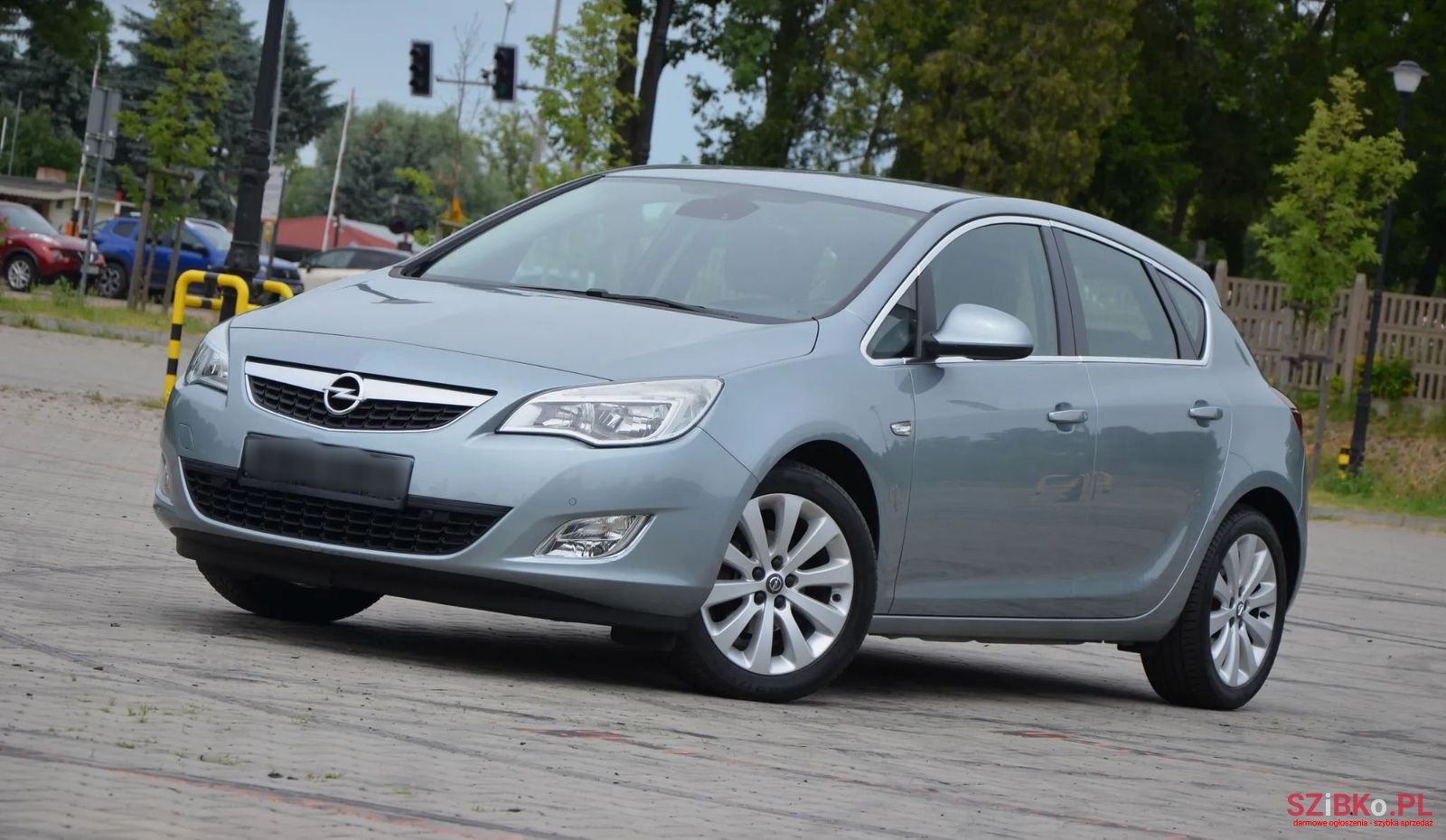 2010' Opel Astra photo #1