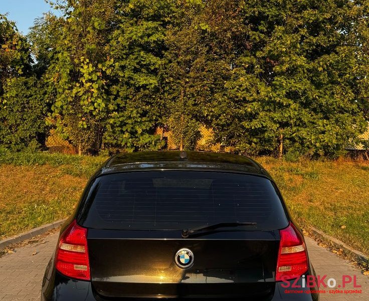 2009' BMW 1 Series 116I photo #3