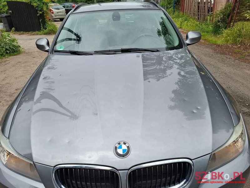 2010' BMW 3 Series 320I photo #2