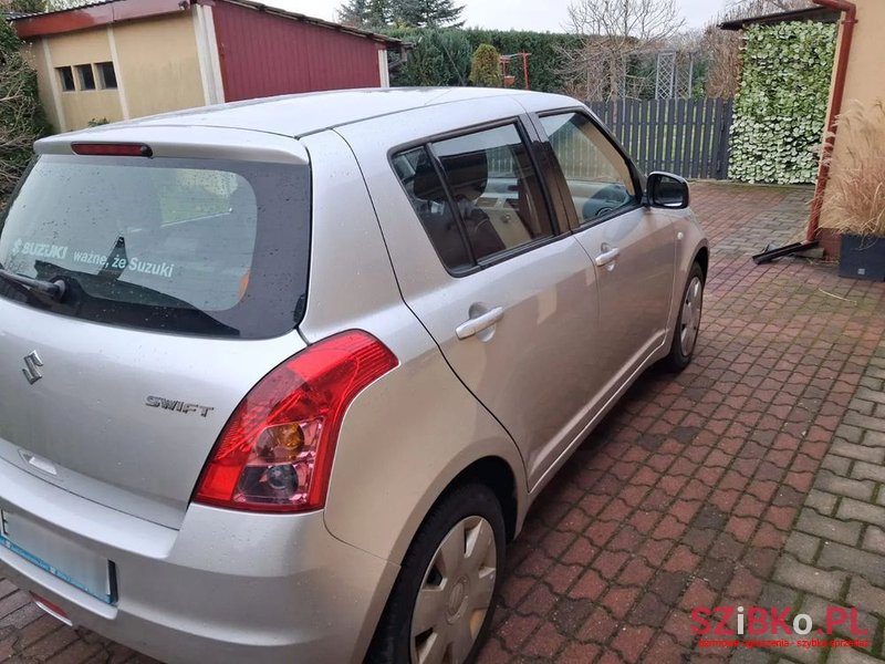 2009' Suzuki Swift 1.3 Sakura photo #6