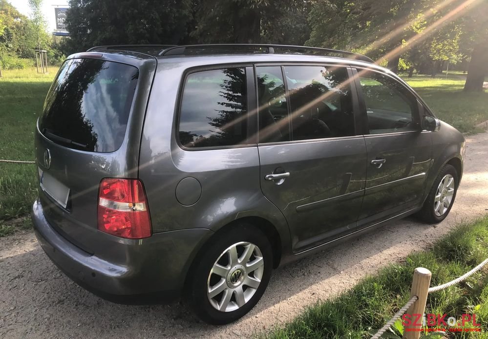 2005' Volkswagen Touran photo #4