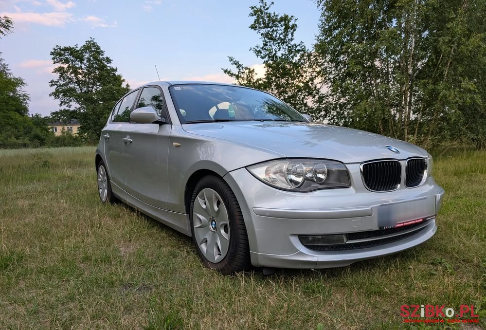 2009' BMW 1 Series 116I photo #3