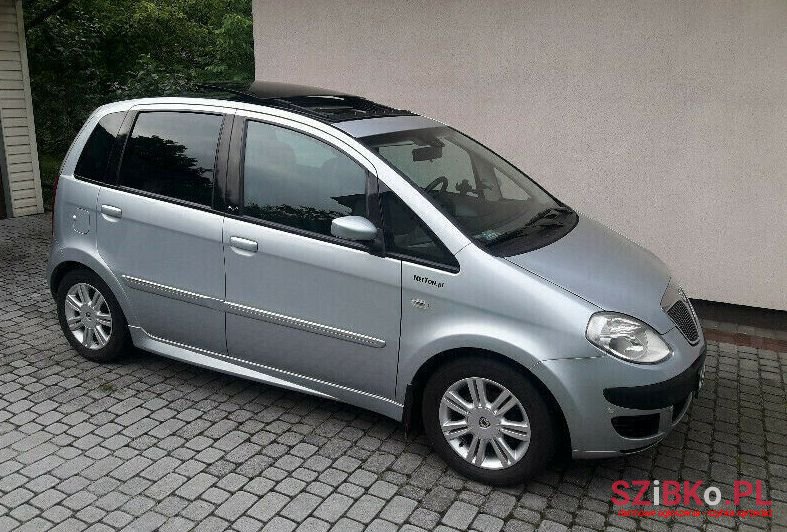 2004' Lancia Musa photo #1