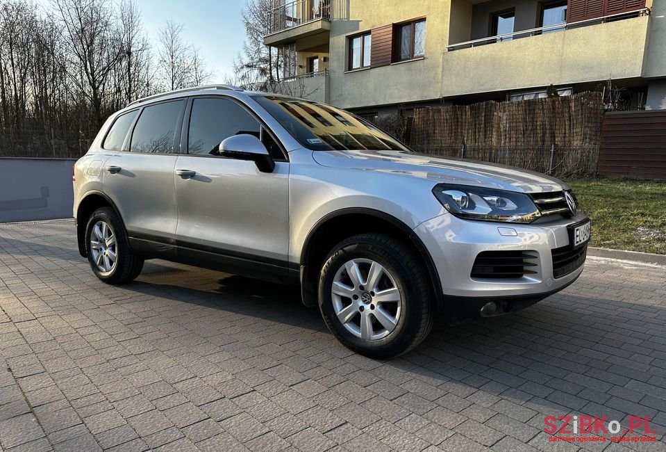 2011' Volkswagen Touareg photo #3