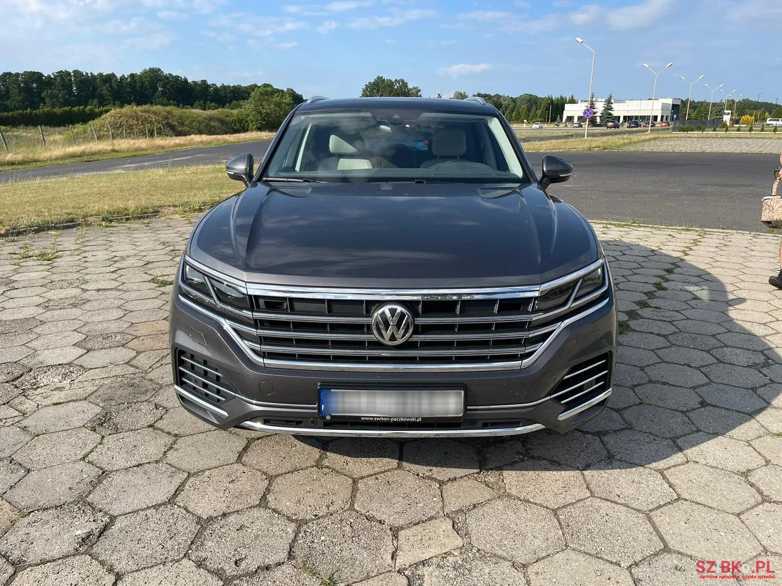 2019' Volkswagen Touareg photo #3