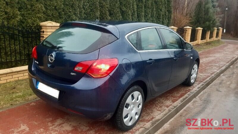 2010' Opel Astra photo #3