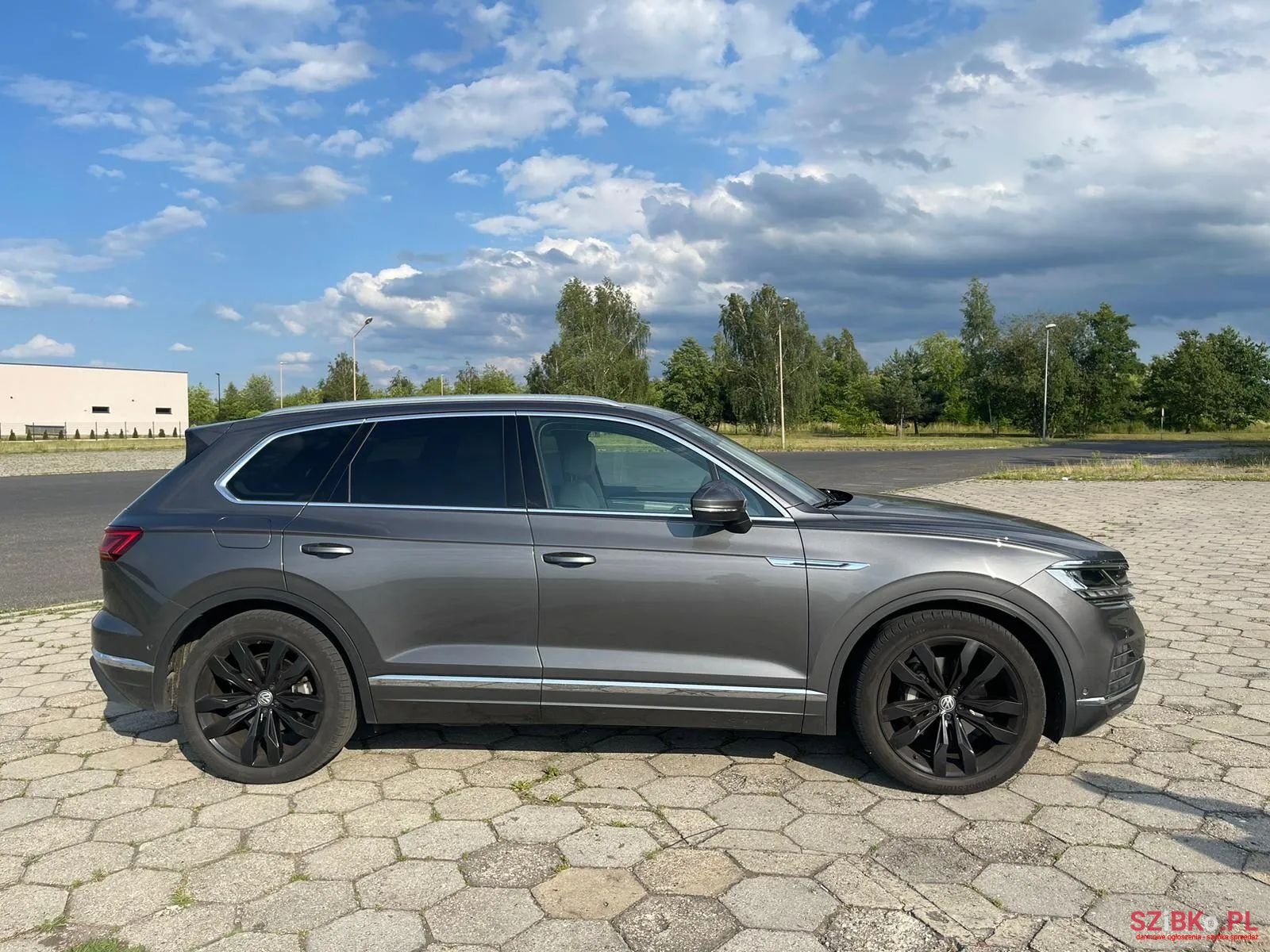 2019' Volkswagen Touareg photo #6
