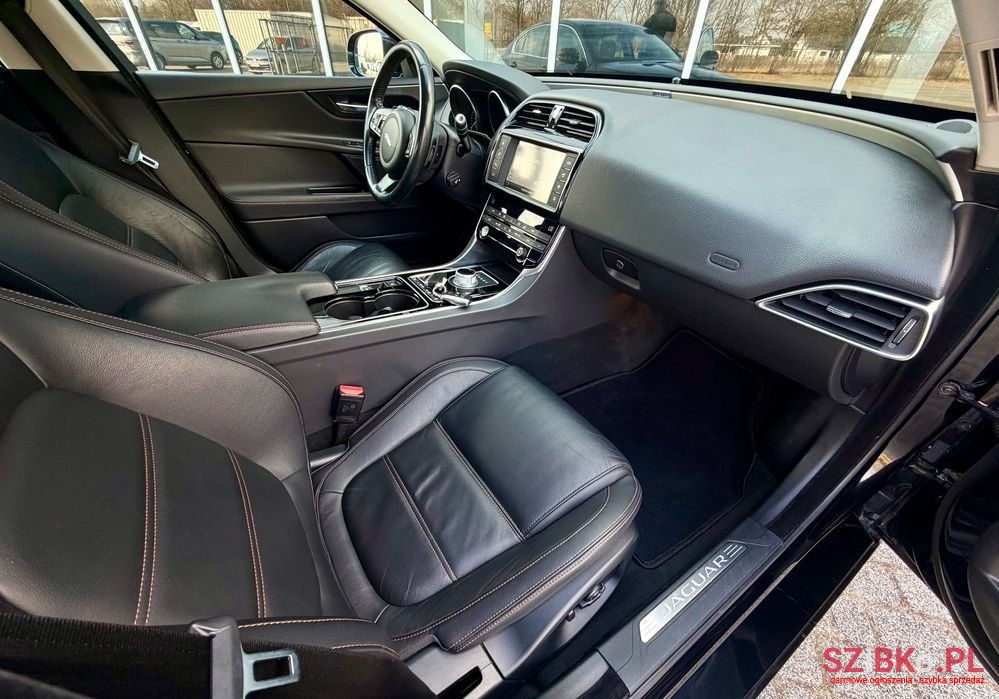 2016' Jaguar XE 20D Portfolio photo #5