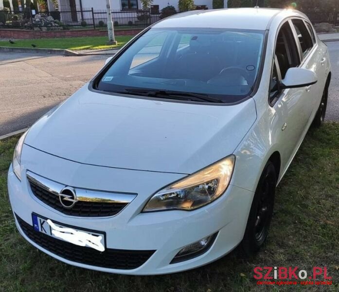 2011' Opel Astra photo #1