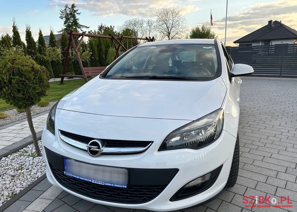 2014' Opel Astra photo #1