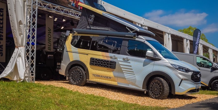 Ford z ofensywą uterenowionych kamperów. Wakacje poza utartymi szlakami