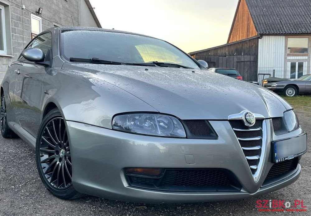 2005' Alfa Romeo GT photo #1