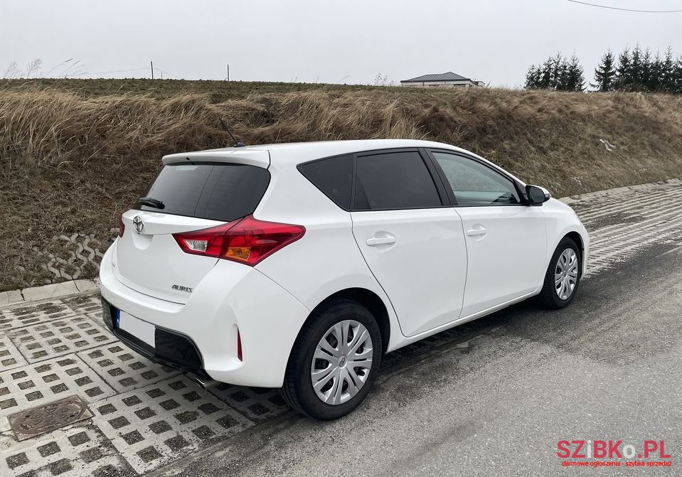 2015' Toyota Auris photo #3