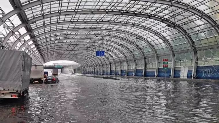 Trasa S8 w Warszawie pod wodą. Miasto tonie w wodzie i w korkach