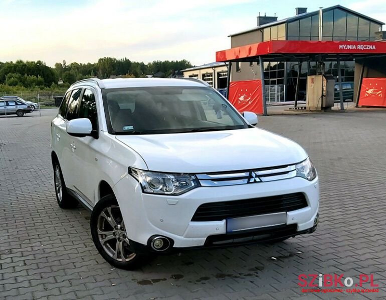 2015' Mitsubishi Outlander photo #2