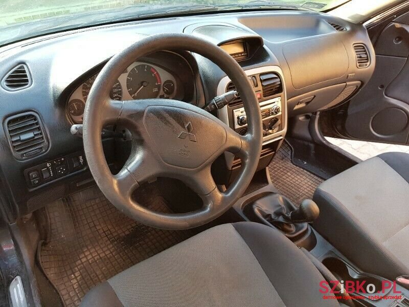 2002' Mitsubishi Carisma photo #6