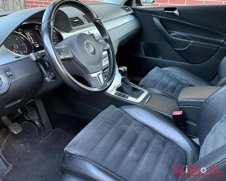 2010' Volkswagen Passat photo #5