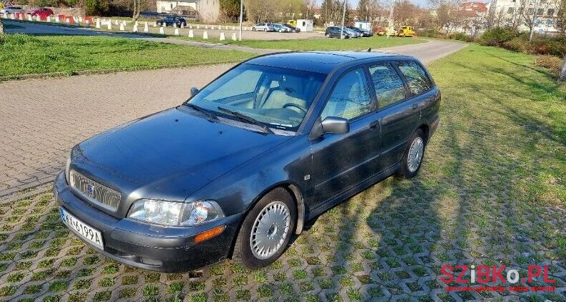 2001' Volvo V40 photo #1