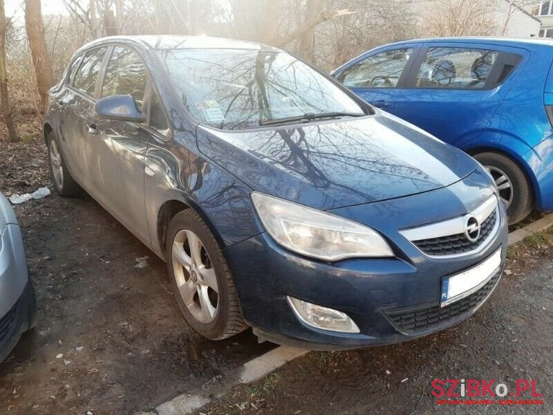 2010' Opel Astra photo #2