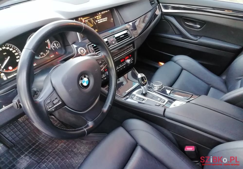 2015' BMW 5 Series 520D Touring photo #6