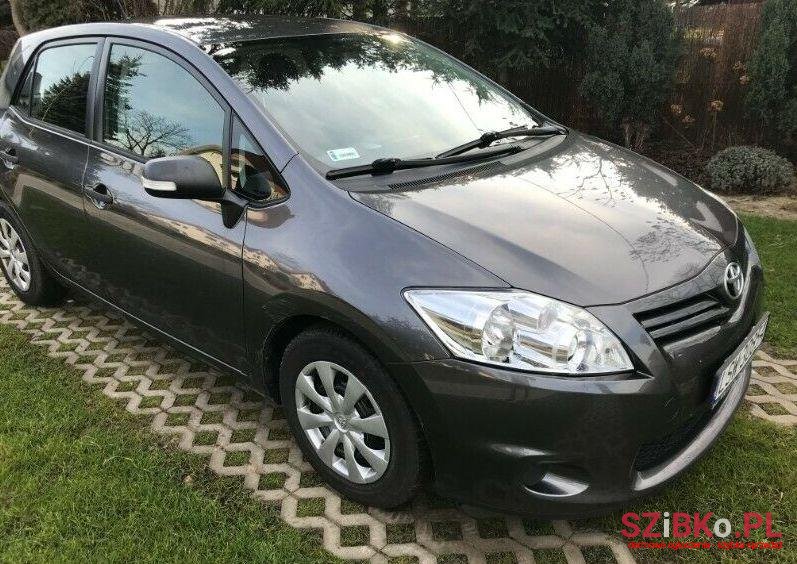 2011' Toyota Auris photo #1