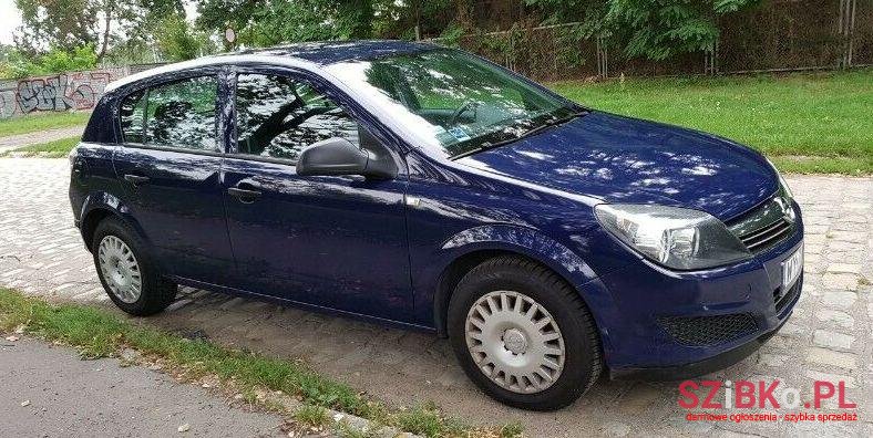 2012' Opel Astra photo #2