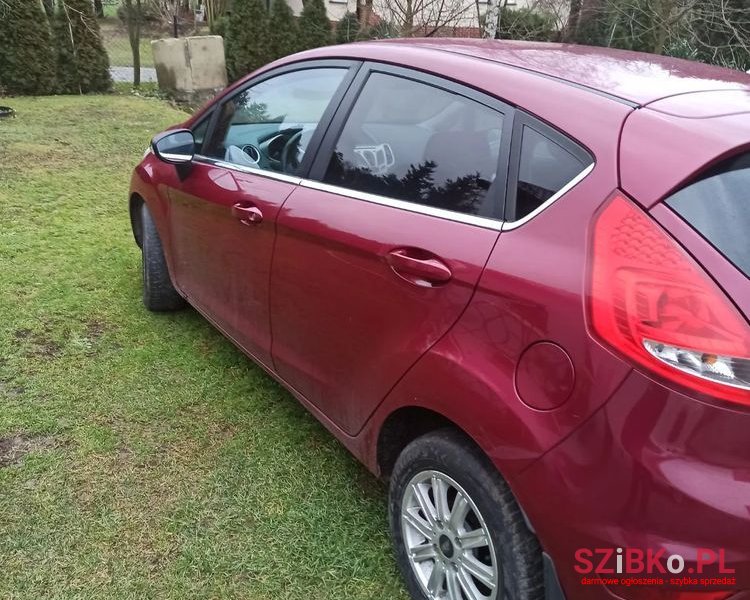 2011' Ford Fiesta 1.4 Titanium photo #2