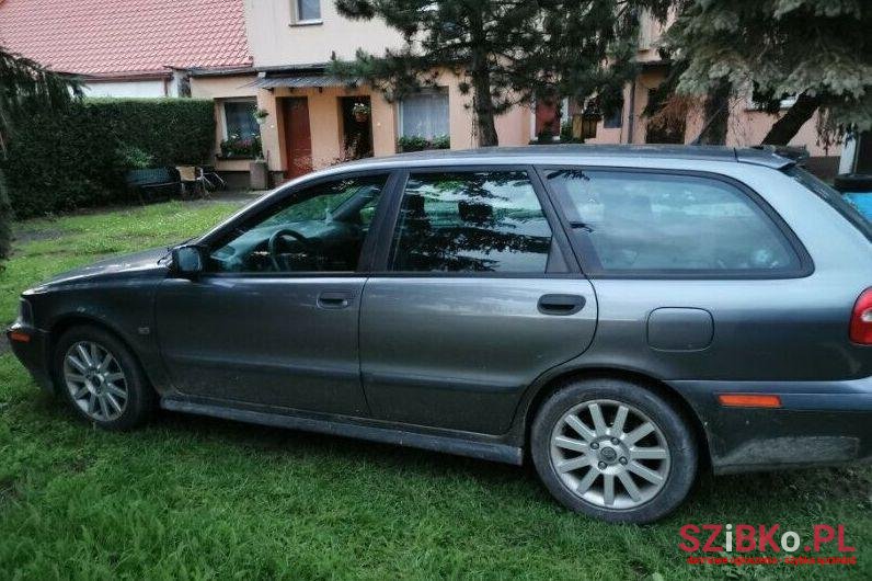 2001' Volvo V40 photo #1