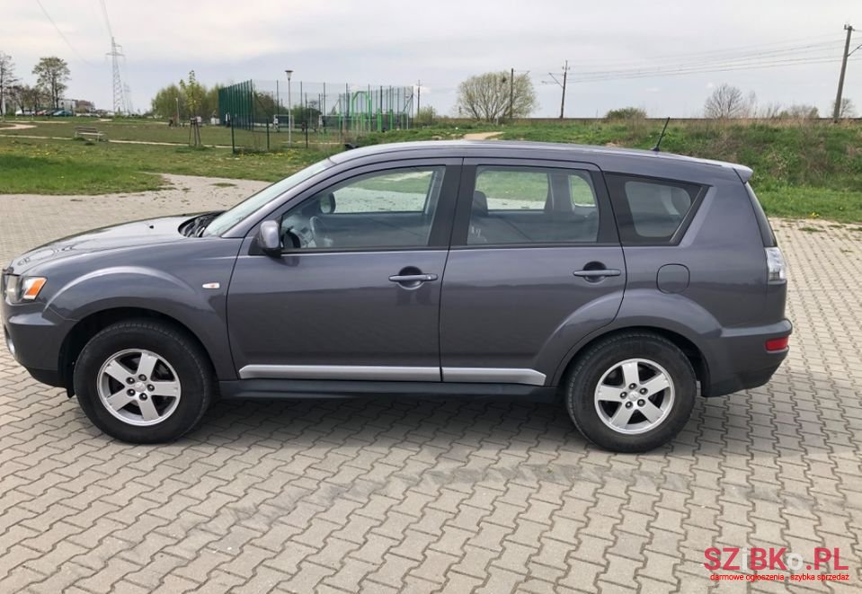 2010' Mitsubishi Outlander photo #1