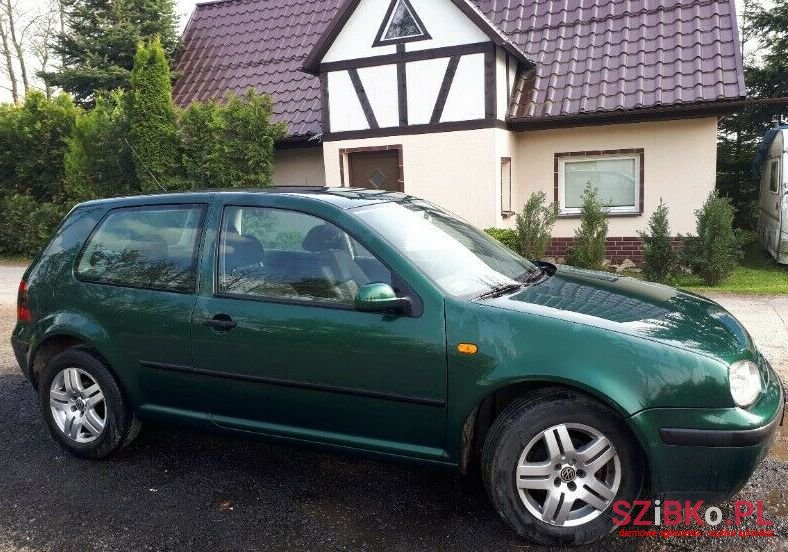 2002' Volkswagen Golf photo #1