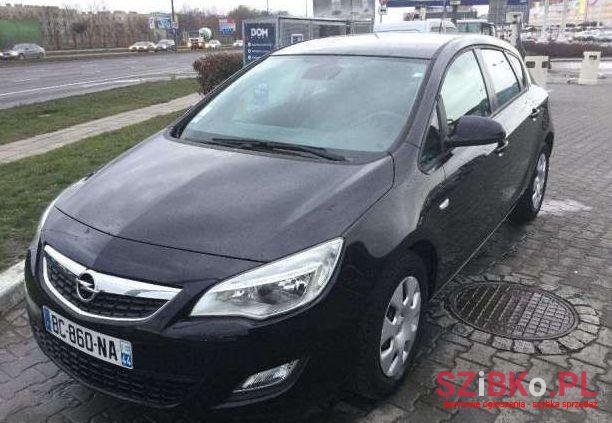 2010' Opel Astra photo #1