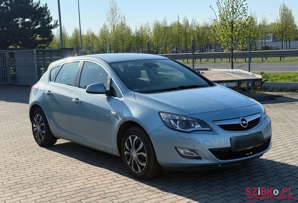 2011' Opel Astra photo #3
