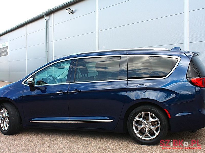 2017' Chrysler Pacifica photo #3
