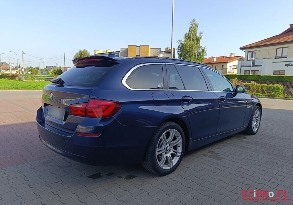2011' BMW 5 Series 520D photo #4