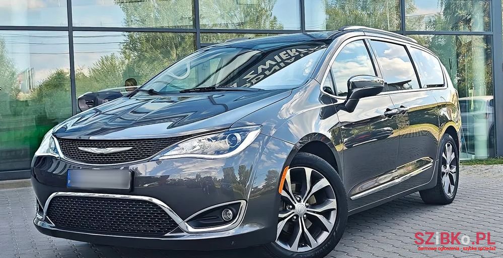 2017' Chrysler Pacifica photo #1