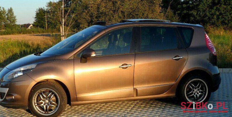 2009' Renault Scenic photo #1