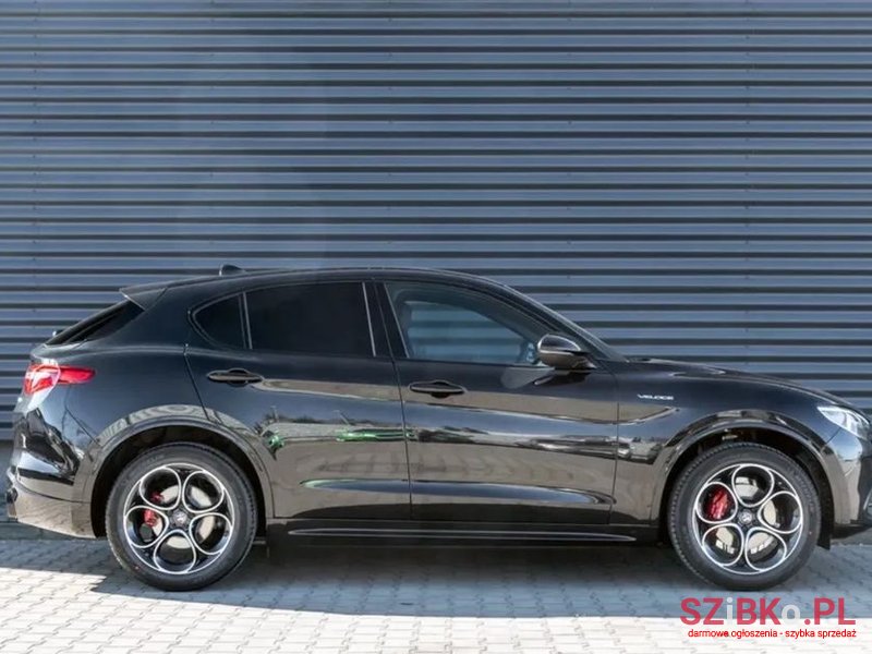 2022' Alfa Romeo Stelvio photo #3