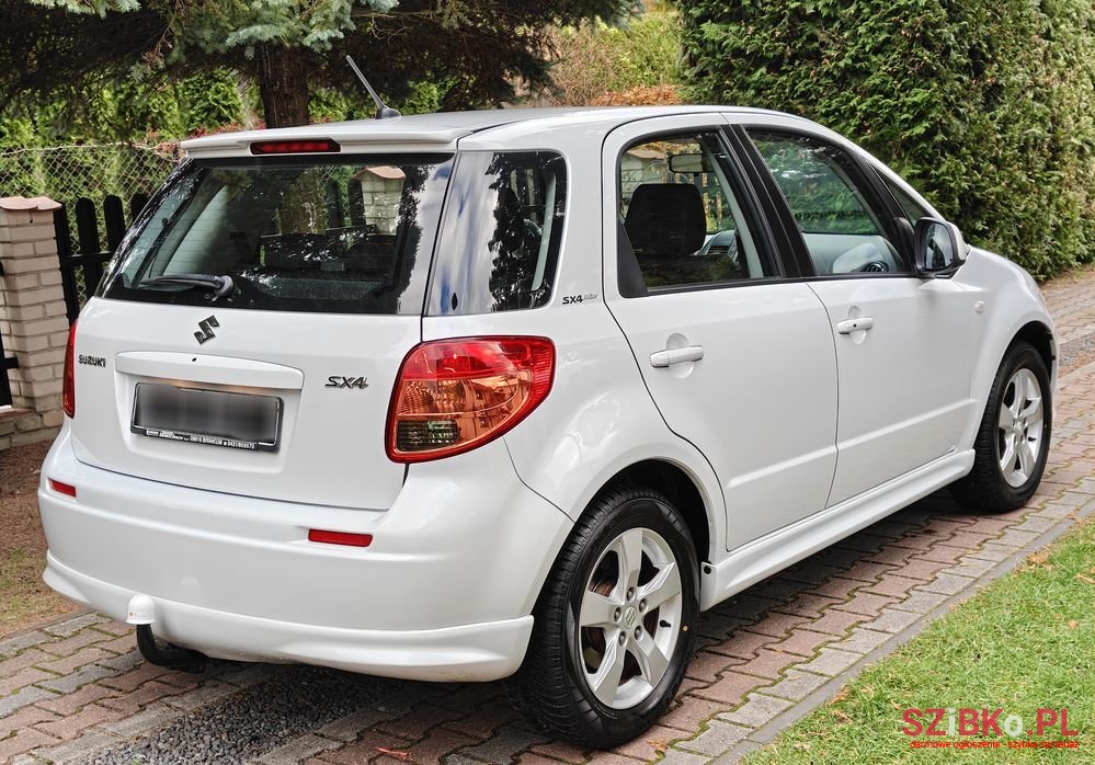 2010' Suzuki SX4 photo #3