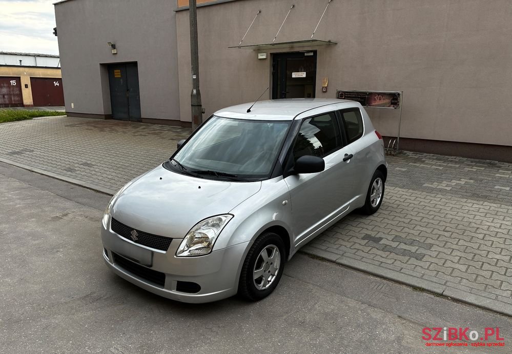 2005' Suzuki Swift 1.3 Sakura photo #1