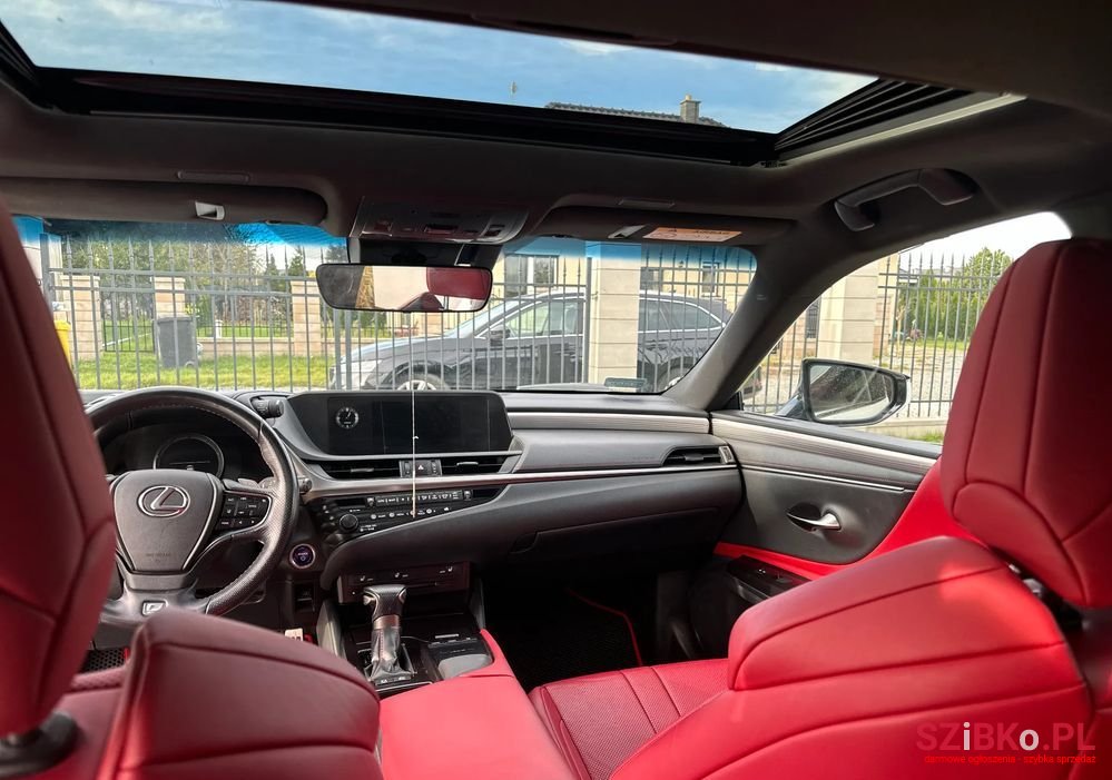 2020' Lexus ES photo #3