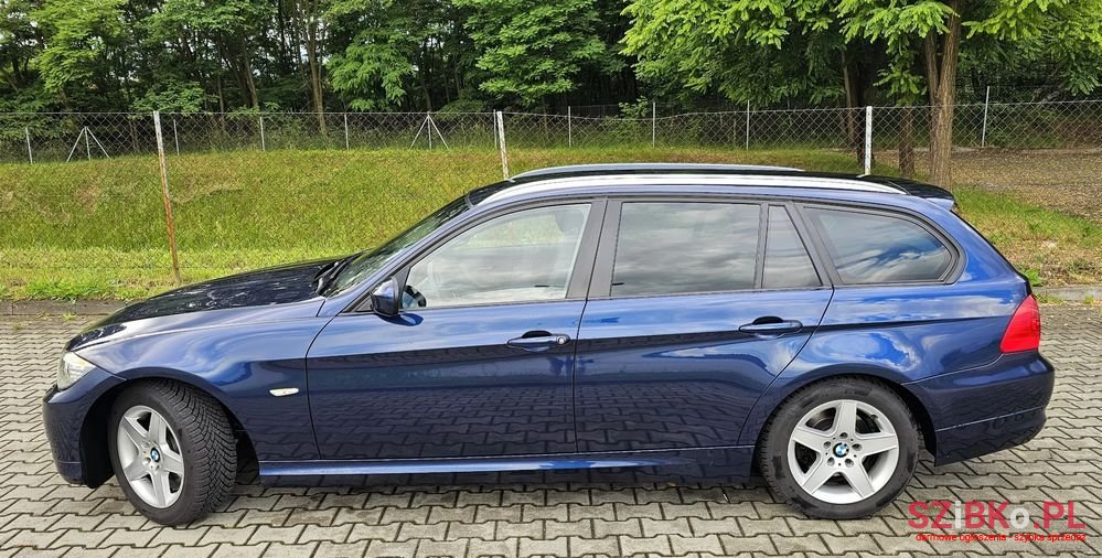 2011' BMW 3 Series 320D Luxury Line photo #4
