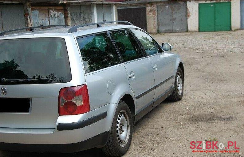 2004' Volkswagen Passat photo #1