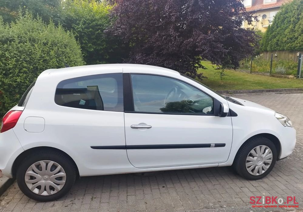 2010' Renault Clio photo #3